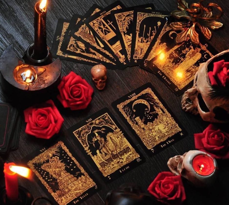 Cartas e elementos espirituais para leitura de feitiço e macumba