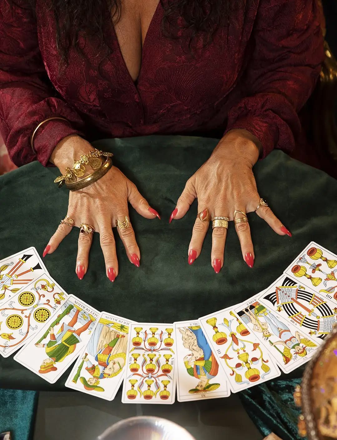 Leitura de cartas em uma consulta de Baralho Cigano